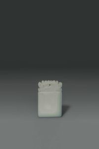 PLACCHETTA - Placchetta squadrata in giada bianca  Cina  fine dinastia Qing  XX secolo H cm 4 5x3