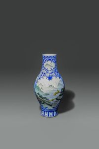 VASO - Vaso in porcellana bianco e blu con scene di paesaggi policromi entro riserve  Cina  dinastia Qing  XIX sec H  [..]