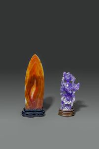 DUE GUANYIN : Due figure di Guanyin  una in ametista e l'altra in agata con aureola  Cina  Repubblica  XX secolo. h cm 15 h cm 18 5  - Asta Asta di Arte Orientale - Associazione Nazionale - Case d'Asta italiane