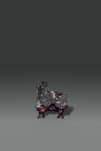 ARIETE - Ariete in cristallo di rocca con base in legno  Cina  dinastia Qing  XIX sec H cm 7x8 (senza base)