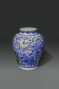 VASO - Vaso in porcellana bianco e blu con decori di fenici e fiori  Cina  dinastia Qing  XIX sec H cm 31 Diam cm 26