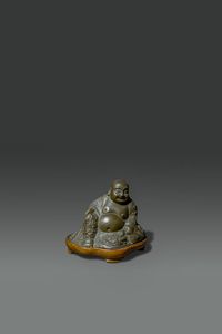 BUDDHA SEDUTO - Buddha seduto in bronzo brunito con base in legno  Cina  dinastia Qing  XIX sec. H cm 12x16