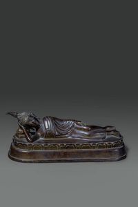 BUDDHA - Figura in bronzo di Buddha in Parinirava  Thailandia Ayutthaya  XVI sec. H cm 12 5x32x11 Provenienza collezione  [..]