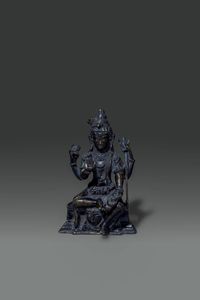 AMITAYA - Figura di Amitaya in bronzo seduta su base decorata con figure di leoni a rilievo  Nepal  XVIII sec H cm 15