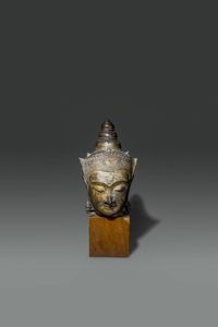 TESTA DI BUDDHA - Testa di Buddha in bronzo dorato repouss  Thailandia  stile Ayutthaya  XVIII sec. H cm 36x32 5