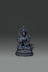 FIGURA DI BUDDHA - Figura di Buddha seduto in bronzo brunito  Cina  XX secolo. h cm 18 5x12