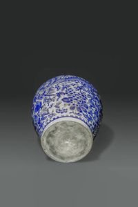 VASO : Vaso in porcellana bianco e blu con decori di fenici e fiori  Cina  dinastia Qing  XIX sec H cm 31 Diam cm 26  - Asta Asta di Arte Orientale - Associazione Nazionale - Case d'Asta italiane