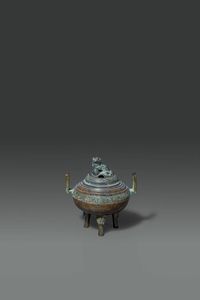 CENSER - Piccolo censer in bronzo con coperchio  sormontato da Cane di Pho  Cina  dinastia Qing  XIX sec H cm 14 Diam cm  [..]