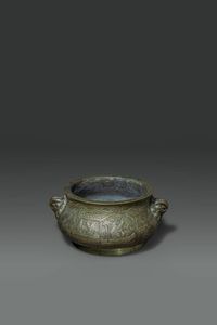 INCENSIERE - Raro incensiere con manici in bronzo dorato  sbalzato con scene di battaglia e di pesca  Cina  dinastia Qing   [..]