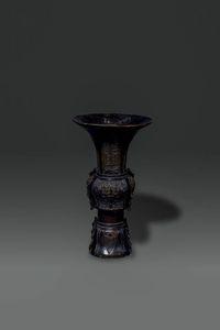 VASO - Vaso in bronzo di forma arcaica  Cina  dinastia Qing  XVIII sec H cm 30 Diam cm 18