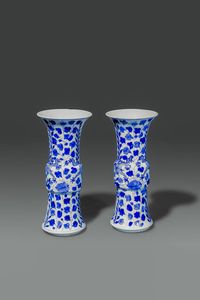 COPPIA DI VASI : Coppia di vasi a tromba in porcellana bianco e blu  dipinti con draghi e fiori  Cina  dinastia Qing  XVIII sec H 25 cm Diam 11 cm  - Asta Asta di Arte Orientale - Associazione Nazionale - Case d'Asta italiane
