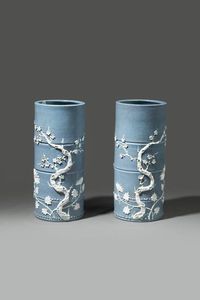 COPPIA DI VASI - Coppia di vasi cilindrici con decoro naturalistico nei toni del bianco sul fondo blu  Cina  dinastia Qing  XIX  [..]
