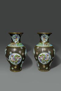 COPPIA DI VASI - Coppia di vasi cloisonne con decori policromi a palloni e fiori entro riserve su sfondo marrone  Cina  XX sec  [..]