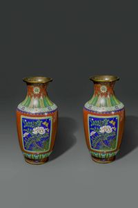 COPPIA DI VASI - Coppia di vasi cloisonne su sfondo rosso con decori floreali entro riserve  Cina  Repubblica  XX sec H cm 38 Diam  [..]
