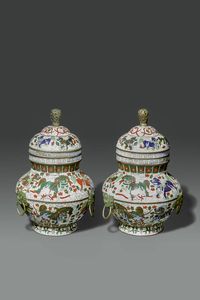 COPPIA DI VASI - Coppia di vasi a poutiche in cloisonne su sfondo bianco decorati con Cani di Pho  Cina  Repubblica  XX sec H cm  [..]