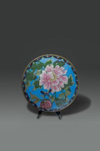 PIATTO - Piatto in cloisonne decorato con peonia e farfalla  Cina  dinastia Qing  XIX sec Diam cm 30