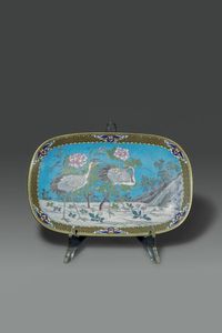 PICCOLO VASSOIO - Piccolo vassoio in cloisonne finemente decorato con con gru e fiori di peonia  Cina  dinastia Qing  XVIII sec  [..]