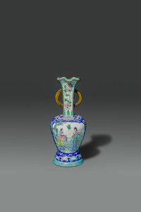 VASO - Vaso in smalti dipinto con personaggi  Cina  dinastia Qing  XIX sec H cm 26 Diam cm 11