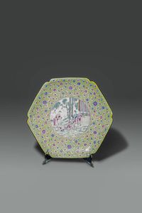 PIATTO - Piatto in smalti a fondo giallo con scene di vita di corte  Cina  dinastia Qing  XIX secolo. Diam. cm 33