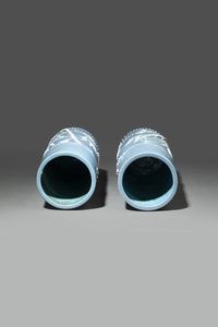COPPIA DI VASI : Coppia di vasi cilindrici con decoro naturalistico nei toni del bianco sul fondo blu  Cina  dinastia Qing  XIX sec H cm 28 Diam cm 12  - Asta Asta di Arte Orientale - Associazione Nazionale - Case d'Asta italiane
