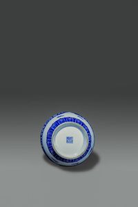 VASO : Vaso in porcellana bianco e blu con decori di paesaggio  Cina  dinastia Qing  epoca Daoguang (1821-1850) H cm 28 Diam cm 18  - Asta Asta di Arte Orientale - Associazione Nazionale - Case d'Asta italiane
