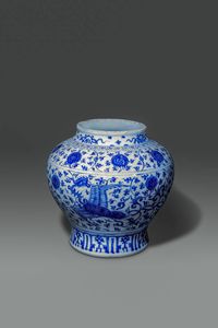 VASO - Vaso in porcellana bianco e blu  dipinto con fenici e decori floreali  Cina  dinastia Qing  XIX sec H cm 33 DIam  [..]