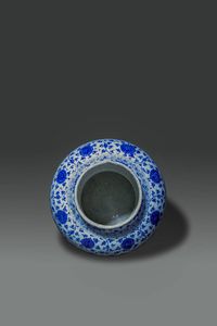 VASO : Vaso in porcellana bianco e blu  dipinto con fenici e decori floreali  Cina  dinastia Qing  XIX sec H cm 33 DIam cm 33  - Asta Asta di Arte Orientale - Associazione Nazionale - Case d'Asta italiane