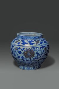 VASO - Vaso in porcellana bianco e blu dipinto con fiori e pipistrelli  Cina  dinastia Qing  XVIII sec H cm 23 Diam cm  [..]
