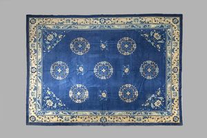 TAPPETO - Tappeto raffigurante soggetti naturalistici su sfondo blu  Cina  Dinastia Qing  XIX sec cm 360x286