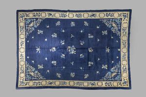 TAPPETO - Tappeto raffigurante soggetti naturalistici su sfondo blu  Cina  dinastia Qing  XIX sec H cm 360x280