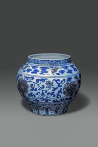 VASO : Vaso in porcellana bianco e blu dipinto con fiori e pipistrelli  Cina  dinastia Qing  XVIII sec H cm 23 Diam cm 26  - Asta Asta di Arte Orientale - Associazione Nazionale - Case d'Asta italiane