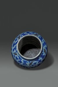 VASO : Vaso in porcellana bianco e blu dipinto con fiori e pipistrelli  Cina  dinastia Qing  XVIII sec H cm 23 Diam cm 26  - Asta Asta di Arte Orientale - Associazione Nazionale - Case d'Asta italiane