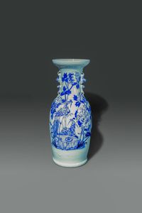VASO - Vaso in porcellana color celadon con decori di fenici e peonie blu  Cina  Repubblica  XX sec H cm 58 Diam cm 2 [..]