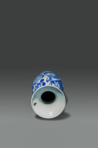 VASO : Vaso in porcellana color celadon con decori di fenici e peonie blu  Cina  Repubblica  XX sec H cm 58 Diam cm 23  - Asta Asta di Arte Orientale - Associazione Nazionale - Case d'Asta italiane