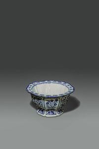 GIARDINIERA - Giardiniera ottogonale in porcellana bianco e blu con soggetti naturalistici entro riserve e decori floreali   [..]