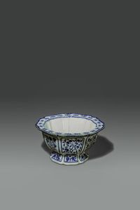 GIARDINIERA : Giardiniera ottogonale in porcellana bianco e blu con soggetti naturalistici entro riserve e decori floreali  Cina  dinastia Qing  XIX sec H cm 13 Diam cm 24  - Asta Asta di Arte Orientale - Associazione Nazionale - Case d'Asta italiane