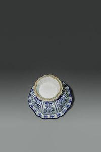 GIARDINIERA : Giardiniera ottogonale in porcellana bianco e blu con soggetti naturalistici entro riserve e decori floreali  Cina  dinastia Qing  XIX sec H cm 13 Diam cm 24  - Asta Asta di Arte Orientale - Associazione Nazionale - Case d'Asta italiane