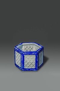 GIARDINIERA - Piccola giardiniera in porcellana bianco e blu  Cina  Repubblica  XX sec H 10 5x15