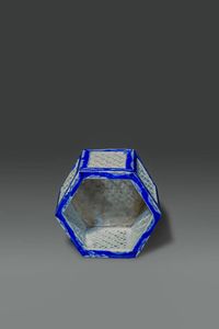 GIARDINIERA : Piccola giardiniera in porcellana bianco e blu  Cina  Repubblica  XX sec H 10 5x15  - Asta Asta di Arte Orientale - Associazione Nazionale - Case d'Asta italiane