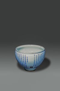PICCOLA VASCA - Piccola vasca in porcellana bianco e blu decorata con iscrizioni  Cina  dinastia Qing  XIX sec H cm 16 Diam cm  [..]