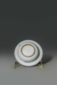 CIOTOLA : Ciotola in porcellana bianco e blu  Cina  dinastia Qing   XIX sec Diam cm 15 H cm 4 5  - Asta Asta di Arte Orientale - Associazione Nazionale - Case d'Asta italiane