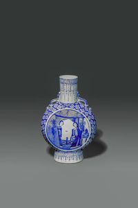 FIASCA - Fiasca in porcellana bianco e blu con scene di vita comune entro riserve  Cina  dinastia Qing  XIX sec H cm 36 [..]