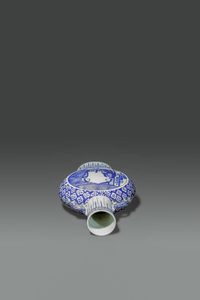 FIASCA : Fiasca in porcellana bianco e blu con scene di vita comune entro riserve  Cina  dinastia Qing  XIX sec H cm 36x24  - Asta Asta di Arte Orientale - Associazione Nazionale - Case d'Asta italiane