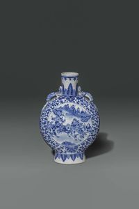 FIASCA - Fiasca in porcellana bianco e blu decorata con scene di battaglia e manici a forma di drago  Cina  dinastia Qing  [..]