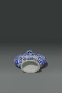 FIASCA : Fiasca in porcellana bianco e blu decorata con scene di battaglia e manici a forma di drago  Cina  dinastia Qing  XIX secolo. H cm 26x18  - Asta Asta di Arte Orientale - Associazione Nazionale - Case d'Asta italiane