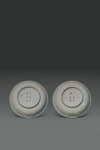 COPPIA DI PICCOLI PIATTI : Coppia di piccoli piatti in porcellana bianca e blu  - Asta Asta di Arte Orientale - Associazione Nazionale - Case d'Asta italiane