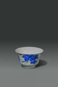 TAZZINA - Tazzina in porcellana bianco e blu con decori floreali  Giappone  XIX sec. H cm 5 5x9