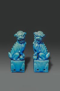 COPPIA DI CANI DI PHO - Coppia di cani di Pho in porcellana blu  Cina  Repubblica  XX sec H cm 21x8x5 5