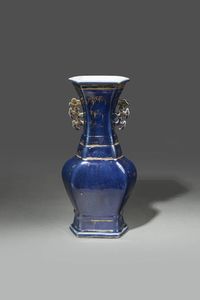 VASO - Vaso a doppia ansa in porcellana blu cobalto lumeggiato in oro  raffigurante paesaggio  Cina  dinastia Qing  XVIII  [..]