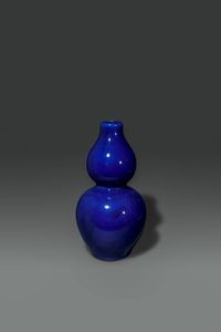 VASO - Vaso in porcellana blu cobalto a forma di doppia zucca  Cina  dinastia Qing  XIX sec H cm 38 Diam cm 19